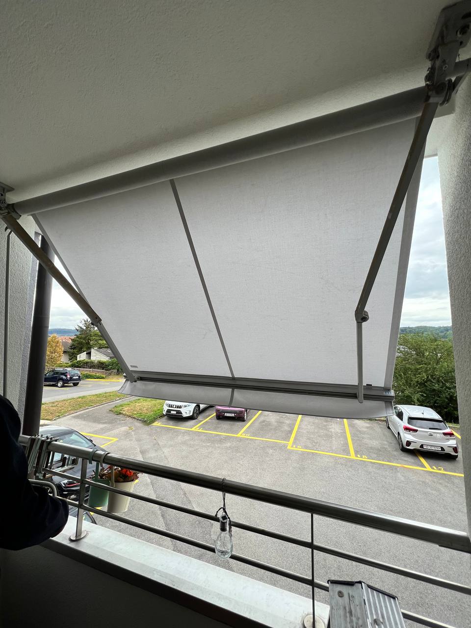 Store banne gris balcon