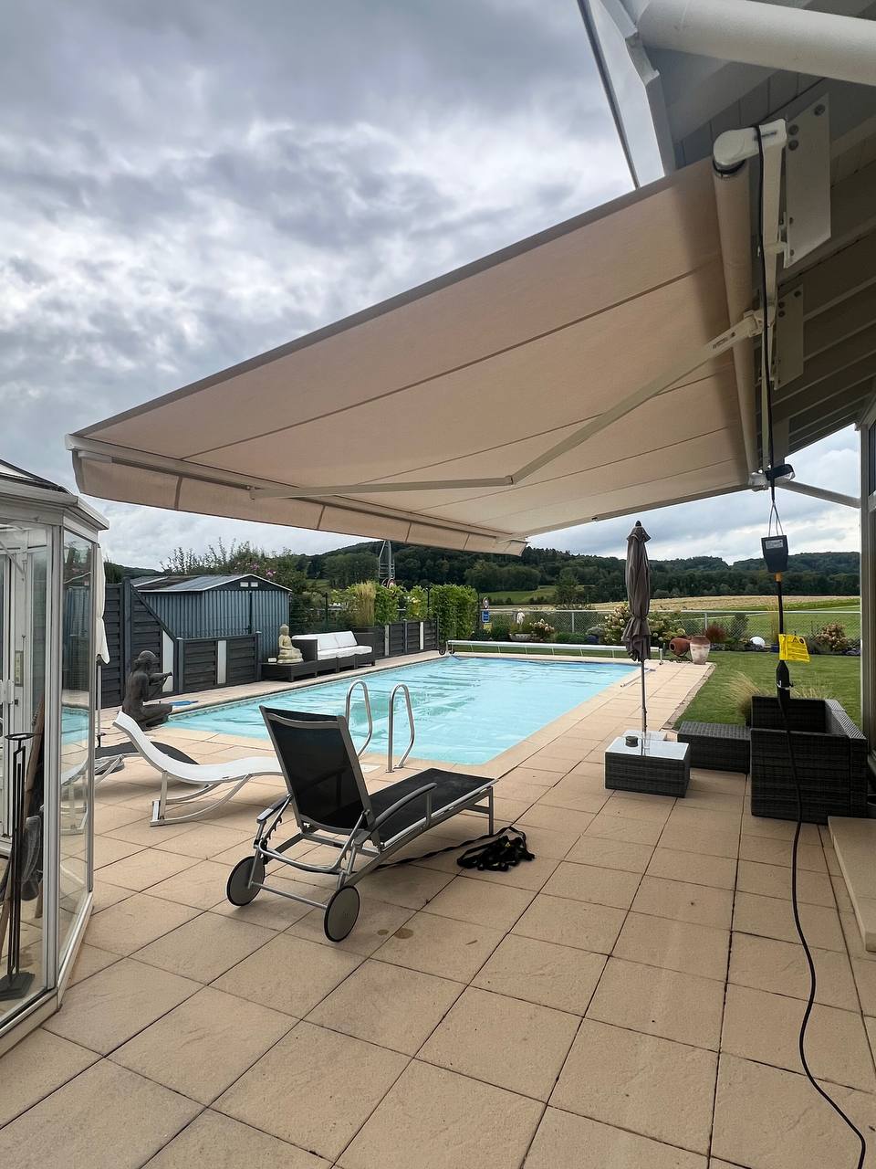 Grande banne motorisée piscine