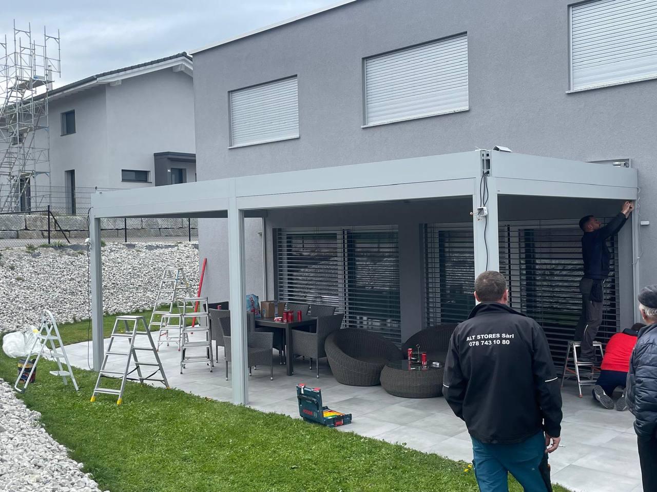 Installation pergola — équipe ALT Stores